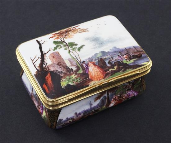 A Meissen gold mounted snuff box and cover, c.1760, 8.2cm, restored crack to cover